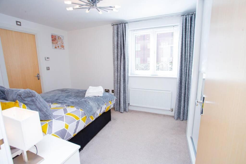 Mills Apartment - Two Bedroom En-Suite Apartment Northampton Exterior foto